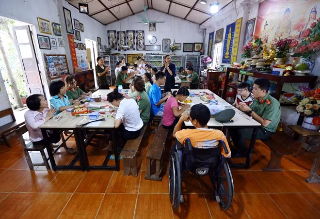 Đoàn Thanh niên Cục Truyền thông CAND đến thăm và tặng quà Trung tâm Dạy nghề từ thiện Quỳnh Hoa