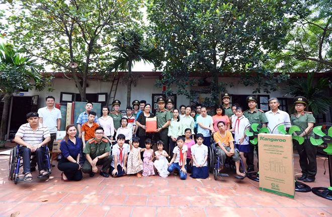 Đoàn Thanh niên Cục Truyền thông CAND đã tiến hành thăm hỏi, giao lưu và trao tặng trung tâm các món quà thiết thực gồm máy lọc nước, quạt, đệm ấm, bảng ảnh lưu niệm cùng các nhu yếu phẩm và một số hiện vật phòng chống dịch COVID-19.