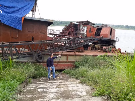 Chiếc tàu khai thác bị người dân giữ chờ giải quyết.