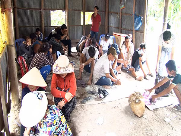 Các con bạc bị tạm giữ.