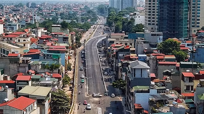 Cùng với việc thi công cầu vượt nút giao An Dương - Thanh Niên, Hà Nội còn tiến hành song song việc hạ cốt đê đoạn K62+500 đến K63+600, từ khách sạn Thắng Lợi đến cửa khẩu An Dương với hơn100m đường được mở rộng, mỗi bên ba làn xe chạy.