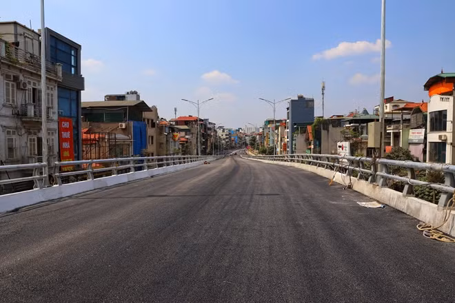 Cầu vượt nút giao An Dương – Thanh Niên là cây cầu thứ 11 ở Hà Nội sử dụng kết cấu hộp dầm đúc sẵn. Cầu vượt này gồm 7 nhịp, dài từ 30 - 45 - 60m. Mỗi nhịp được tổ hợp từ nhiều đốt dầm nhỏ; mỗi đốt dài khoảng 13m, nặng 40 tấn.