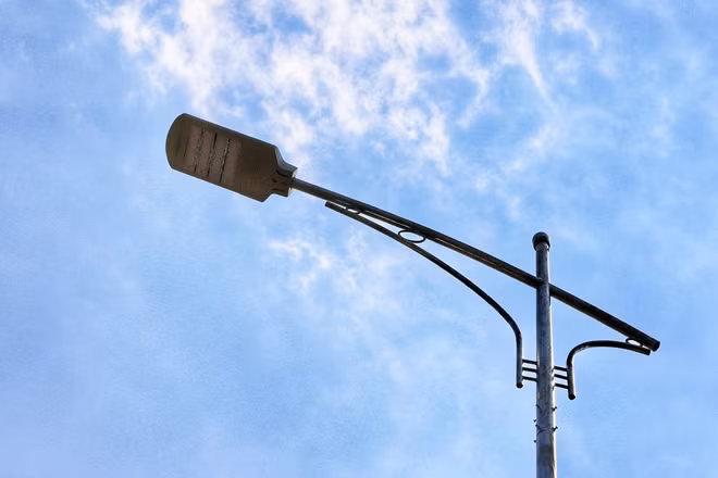 Hệ thống đèn chiếu sáng sử dụng bóng LED tiết kiệm điện đã được lắp đặt hoàn thiện.