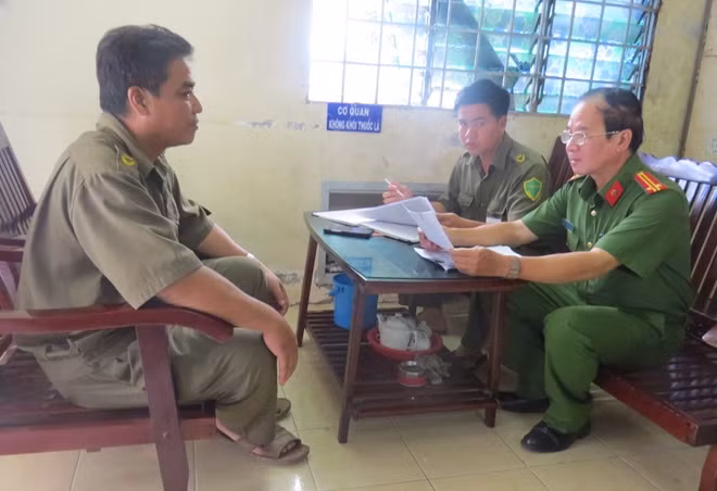 Trung tá Trần Thanh Hùng, Trưởng Công an xã Mỹ Hiệp trao đổi công tác đảm bảo an ninh trật tự.