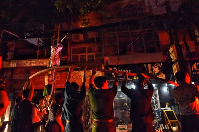 Theo chỉ huy PCCC- CATP Hà Nội, do ngọn lửa cháy lớn, lan ra nhiều nhà dân, làm nóng khung thép gây sụp mái, om lửa phía trong, nên lực lượng chữa cháy muốn dập tắt đám cháy hiệu quả phải phá các mái tôn và tìm khe hở phun nước vào tâm lửa. Quá trình ấy, một số chiến sỹ đã bị thương nhẹ.