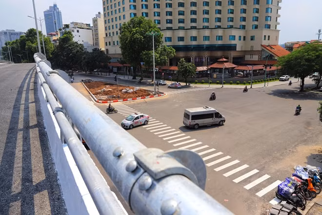 Nút giao An Dương - Thanh Niên nhìn từ trên cầu vượt, đây vốn là một trong những điểm nóng về giao thông của thủ đô Hà Nội khi thường xuyên xảy ra ùn tắc kéo dài vào đầu giờ sáng cũng như cuối giờ chiều hàng ngày.