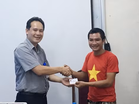 Chàng trai kết thúc hành trình đi bộ xuyên Việt bằng lá đơn hiến tạng