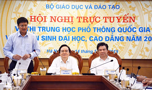 Bộ trưởng Bộ GD&ĐT Phùng Xuân Nhạ và các Thứ trưởng tại Hội nghị.