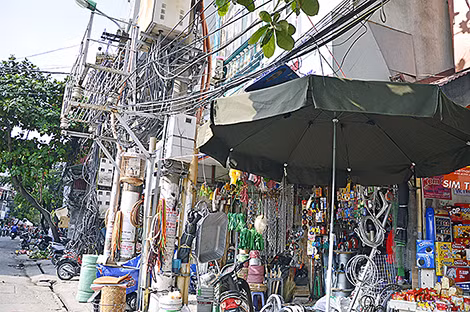 Theo quy định, đối với những trạm biến áp treo, khoảng cách tối thiểu để đảm bảo hành lang an toàn trạm điện là từ 2 - 3m. Thế nhưng, những cửa hàng nhỏ vẫn ngang nhiên bày bán ngay dưới chân các trạm biến áp cao thế.