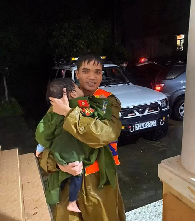Khi hành khách cuối cùng được đưa vào bờ an toàn, hàng trăm người dân chứng kiến đã vỡ òa trong sung sướng. Trong số các nạn nhân của vụ việc, em bé 2 tuổi do quá hoảng sợ nên đã khóc rất nhiều. Thấy vậy, một chiến sĩ công an đã cởi quân phục của mình, cuốn vào cho bé để ủ ấm và vỗ về. Trên suốt quãng đường từ ngầm tràn Khe Ngát, nơi chiếc xe khách gặp nạn về tới trạm xá thị trấn Nông trường Việt Trung, người chiến sĩ công an ấy luôn cố gắng ủ ấm và dỗ cho bé ngủ. Hình ảnh này đã lan tỏa khiến người dân vùng lũ cảm thấy ấm lòng.