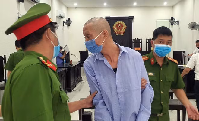 Bị cáo Dương Quang Bình được dẫn giải ra xe chuyên dụng.