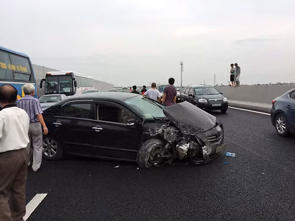 Chiếc Altis sau tai nạn. Ảnh; Thanh Hung