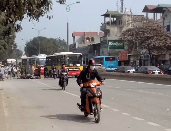 Lực lượng chức năng điều tra vụ việc. Ảnh; Điển.G