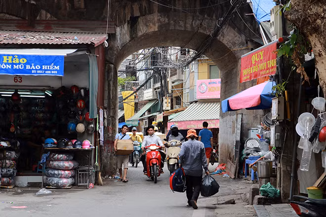 Một vòm cầu được cải tạo thành lối đi nằm trên phố Nguyễn Thiệp