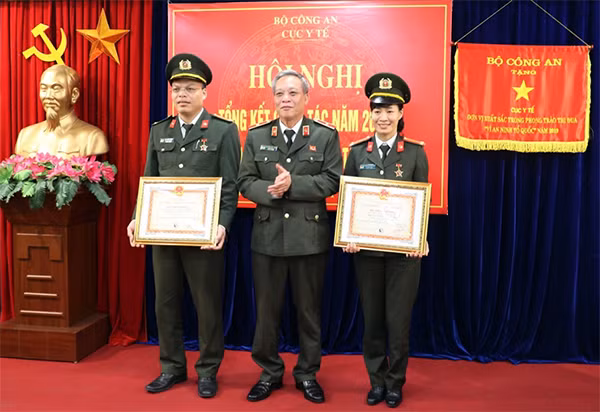 Đồng chí Thiếu tướng Nguyễn Khắc Thủy trao Kỷ niệm chương Vì sự nghiệp môi trường của Bộ Tài nguyên và Môi trường cho các cá nhân.
