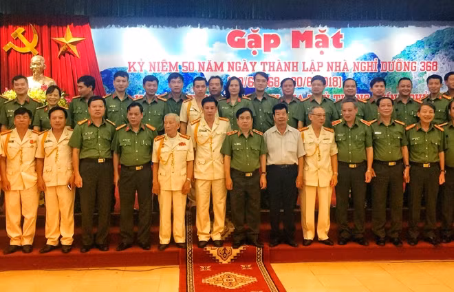 Trung tướng Phạm Quang Cử với các đại biểu dự buổi gặp mặt