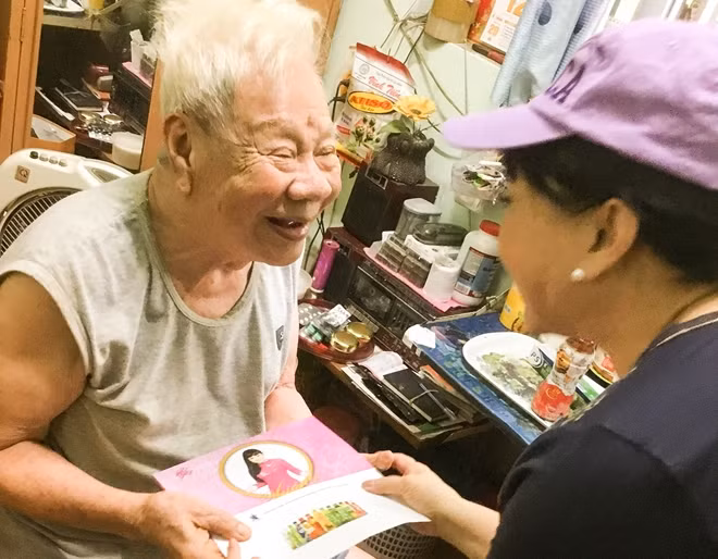 Tặng quà nghệ sĩ Lam Sơn trong căn phòng của ông ở viện dưỡng lão.