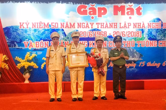 Trung tướng Phạm Quang Cử trao Bằng khen của Thủ tướng Chính phủ tặng tập thể CBCS Nhà nghỉ dưỡng 368