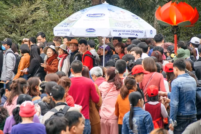 Hình ảnh được chúng tôi ghi lại tại khu vực bến xe điện dưới chân núi Yên Tử, hàng trăm người đang xếp hàng chờ tới lượt lên xe điện.
