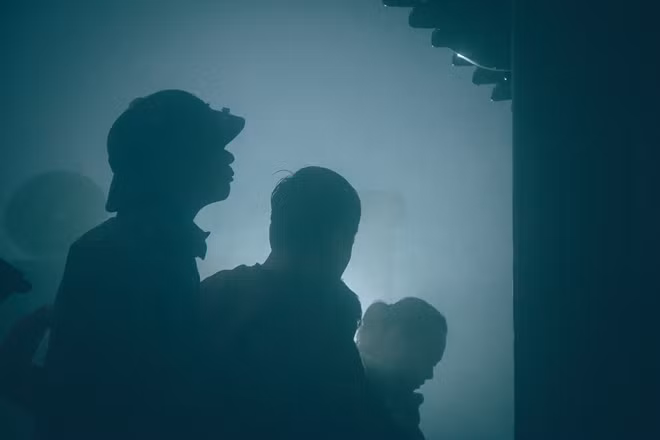 Giữa làn sương lạnh, bảng lảng sương khói mơ hồ, gió ầm ào, bóng dáng một người đàn ông ướt lướt thướt trên đỉnh ngọn núi nơi có chùa Đồng tọa lạc thành tâm thắp hương cúi người chắp tay cung kính tượng Phật hoàng và không quên vái tứ phương.