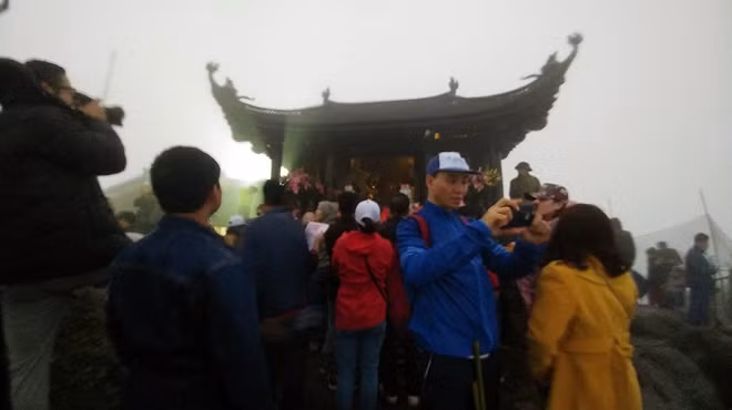 Dòng người đông đúc trên đỉnh chùa Đồng.