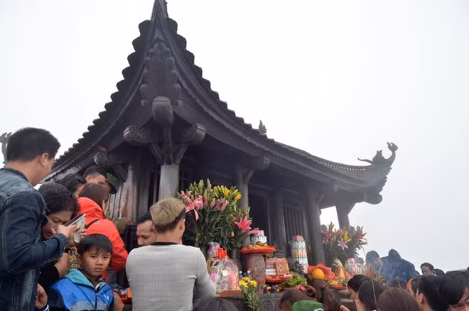 Người dân thắp hương cầu xin đức Phật sức khỏe và may mắn cho năm mới.
