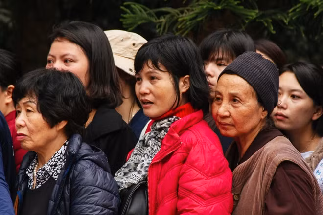 Sự mệt mỏi hiện lên trên khuôn mặt của hầu hết mọi người bởi trước đó vừa có hành trình lên chùa Đồng và đến khi xuống lại tiếp tục phải chôn chân đứng chờ hàng giờ đồng hồ để có xe điện.