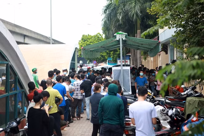 Sáng 21/7, tại Viện Kiểm định quốc gia vắc xin và sinh phẩm y tế trên đường Nguyễn Xiển (P. Đại Kim, Q. Hoàng Mai, Hà Nội) và nhiều cơ sở y tế trên địa bàn Thủ đô, hàng trăm người tụ tập, chen chúc đi làm xét nghiệm COVID-19.