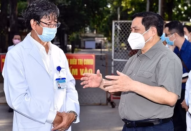 Thủ tướng Chính phủ Phạm Minh Chính động viên, kiểm tra, đôn đốc nhiệm vụ phòng chống dịch COVID-19 tại Bình Dương, ngày 27/6.