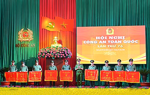 Thứ trưởng Nguyễn Duy Ngọc trao Cờ thi đua “Đơn vị xuất sắc trong phong trào thi đua Vì an ninh Tổ quốc năm 2020” của Bộ Công an tặng Công an các đơn vị, địa phương.