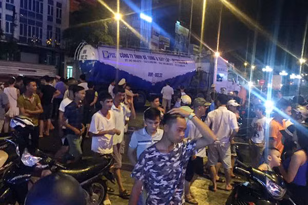 Lực lượng chức năng điều tra nguyên nhân vụ tai nạn. Ảnh: B.Ngọc Lực lượng chức năng điều tra nguyên nhân vụ tai nạn. Ảnh: B.Ngọc
