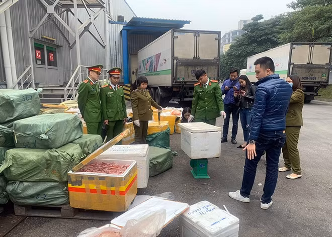 Lực lượng chức năng tiến hành cân đo tại chỗ, ước tính ban đầu khối lượng hàng trên hai container khoảng 5 tấn.