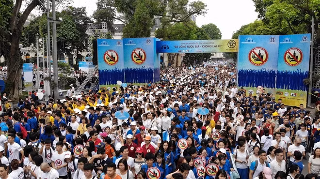 Hưởng ứng lời kêu gọi “Đã uống rượu bia - không lái xe”, hàng ngàn người đã có mặt tại khu vực phố đi bộ Hồ Hoàn Kiếm để tham gia sự kiện.