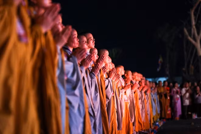 Hàng ngàn trái tim có mặt trong đêm hoa đăng đã nhất tâm hướng nguyện, đồng cầu nguyện cho thế giới bình yên, nhân dân ấm no, hạnh phúc, xin bình an về muôn nơi, xứ xứ không còn đao binh, thiên tai chết chóc.
