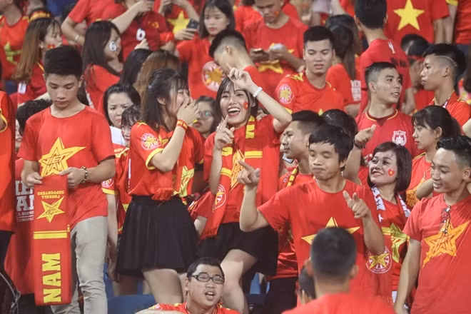 Không khí sôi động trên sân Mỹ Đình. Ảnh: P.Sơn