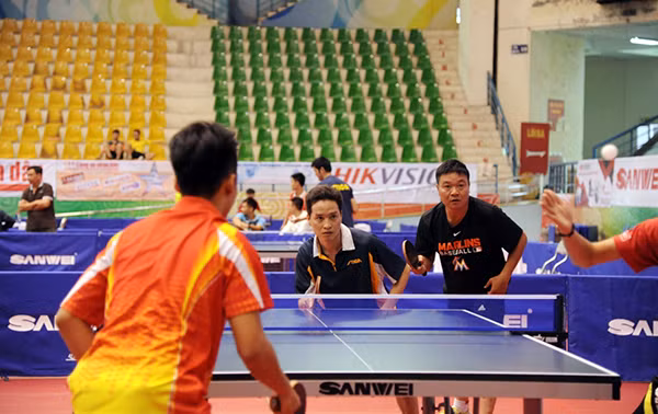 VĐVTrang Dũng và Minh Quang trong trận đấu loại trực tiếp giữa đội Báo CAND 1 và đội tuyển Nhân Đức Hotel1