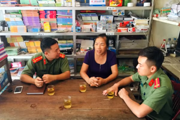 Công an huyện Ba Chẽ tuyên truyền nâng cao nhận thức cho người dân không mắc mưu kẻ truyền đạo trái pháp luật.