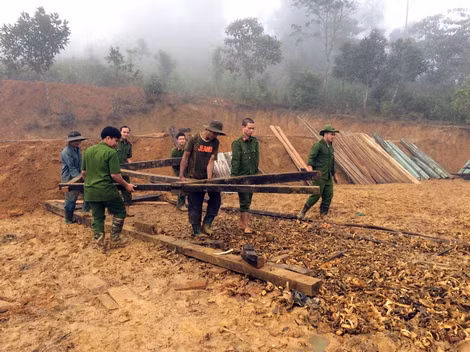 Với sự giúp sức của các chiến sĩ Công an huyện Nam Trà My, nhiều ngôi nhà đã được hoàn thiện. Với sự giúp sức của các chiến sĩ Công an huyện Nam Trà My, nhiều ngôi nhà đã được hoàn thiện.