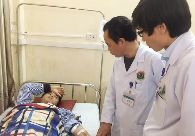 Thăm hỏi một bác sĩ bị tấn công khi đang khám, chữa bệnh.