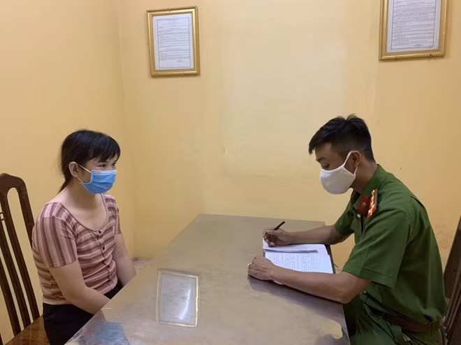 Công an huyện Thanh Trì hỏi cung đối tượng Nguyễn Thị Loan.