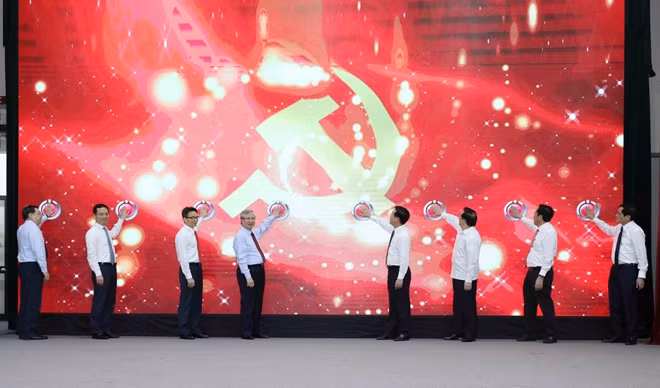 Thường trực Ban Bí thư Trần Quốc Vượng và các đồng chí lãnh đạo nhấn nút khai trương Trang tin điện tử. Ảnh: TTXVN