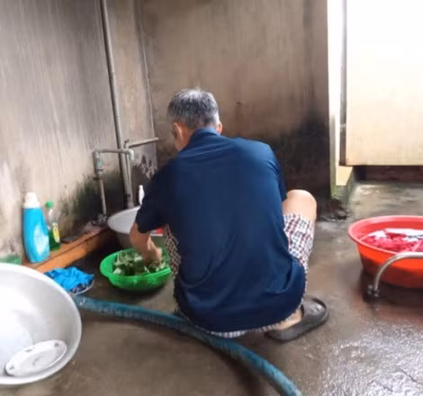 Ông Thời cặm cụi làm việc trong căn phòng trọ.