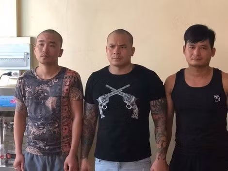 Quang “ram bô” (giữa) cùng đồng bọn tại cơ quan công an