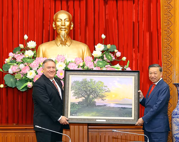 Bộ trưởng Tô Lâm tặng quà lưu niệm Ngoại trưởng Mike Pompeo.