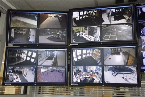 Hệ thống camera giám sát đang được nhiều trường sử dụng. Hệ thống camera giám sát đang được nhiều trường sử dụng.