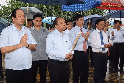 Thủ tướng dâng hương dâng hương tỏ lòng thành kính và biết ơn sâu sắc công lao to lớn của các chiến sĩ Trung đoàn Tây Tiến
