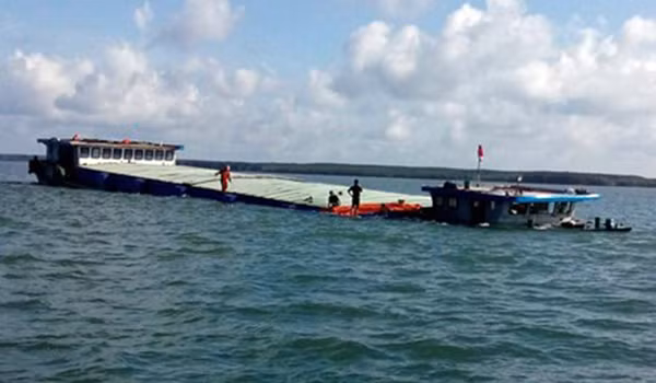 Một sà lan bị chìm trên biển Vũng Tàu