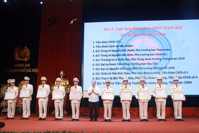 Đồng chí Nguyễn Văn Sửu trao bằng khen của UBND TP Hà Nội cho 2 tập thể và 8 cá nhân.