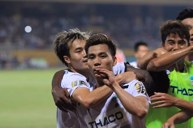 Văn Thanh vẫn chơi tốt dù phải nghỉ thi đấu dài hạn.