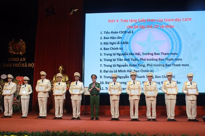 Đại tá Nguyễn Văn Viện, Phó giám đốc Công an TP Hà Nội trao giấy khen của Giám đốc Công an TP Hà Nội cho 4 tập thể và 7 cá nhân.